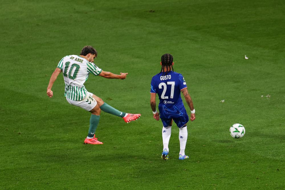 意甲奇妙世界：斯帕莱蒂与孔蒂的角色变换与霍伊伦德的惊艳表现